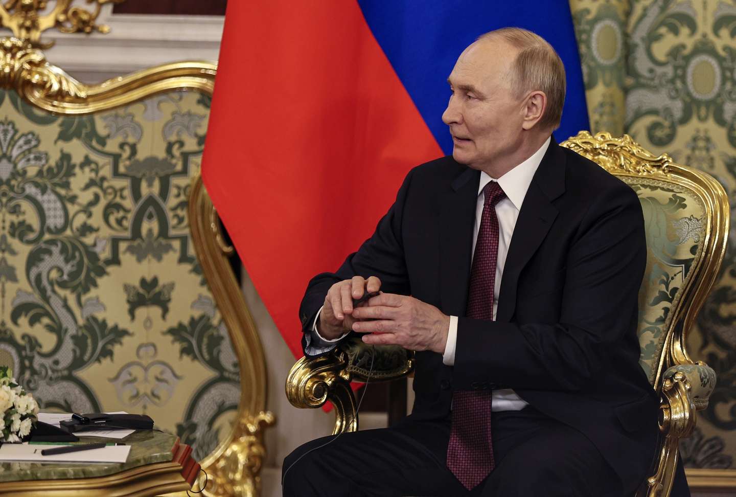 epa11925700 Russian President Vladimir Putin speaks with the president of Guinea-Bissau during their meeting at the Kremlin in Moscow, Russia, 26 February 2025. The president of Guinea-Bissau is on a state visit to Russia.  EPA/YURI KOCHETKOV / POOL