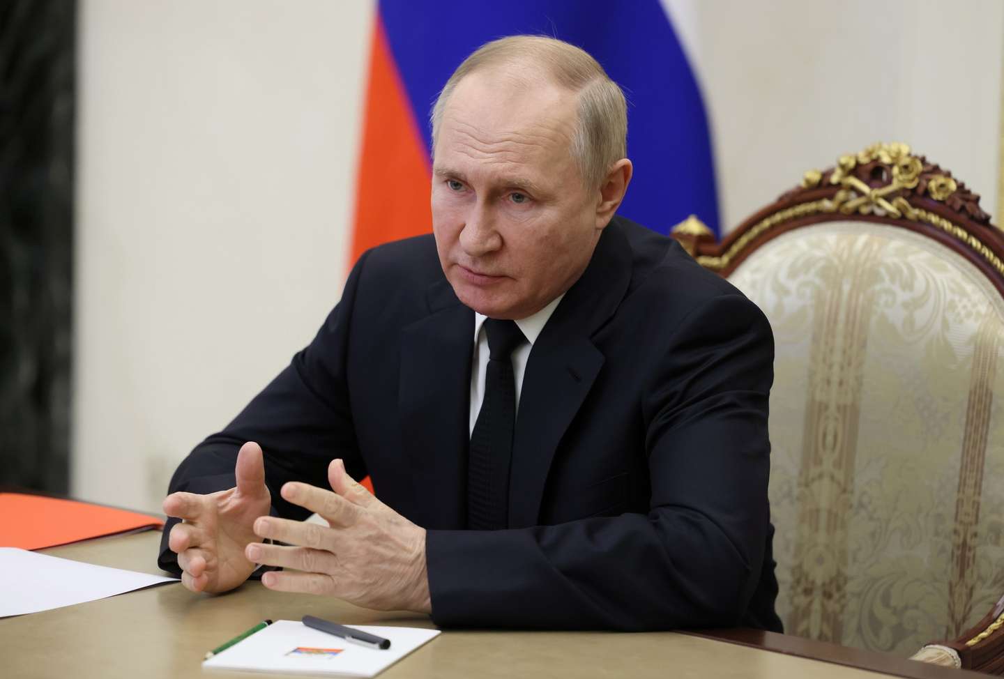 epa10351204 Russian President Vladimir Putin chairs a meeting with members of the Russia's Security Council via video conference call at the Novo-Ogaryovo state residence, outside Moscow, Russa, 06 December 2022.  EPA/MIKHAIL METZEL/KREMLIN POOL/SPUTNIK / POOL MANDATORY CREDIT