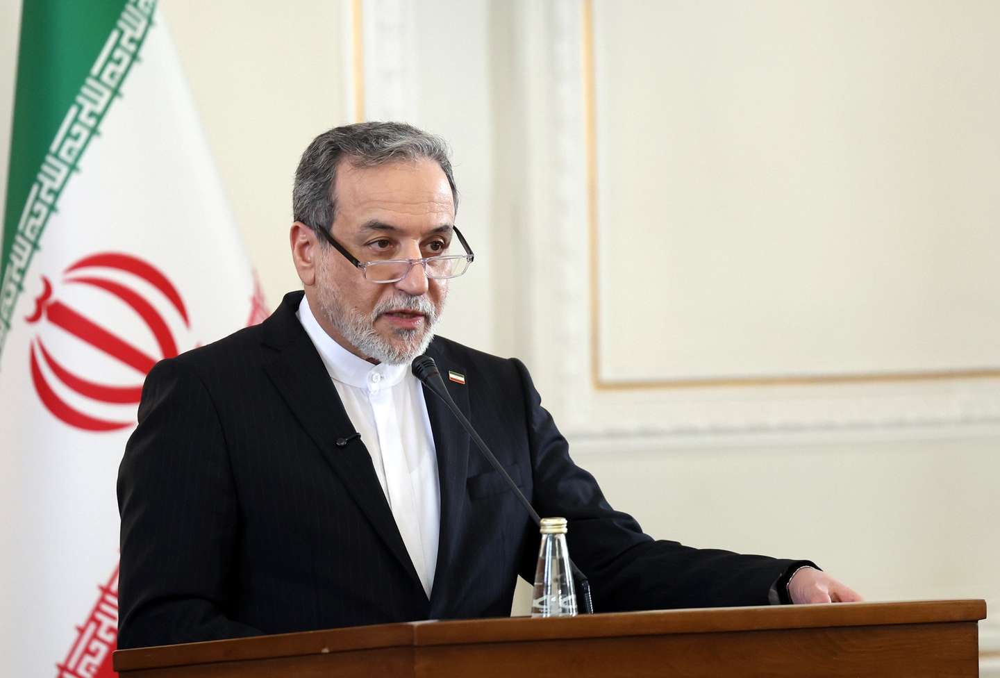 epa12658315 Iranian Foreign Minster Abbas Araghchi speaks during a joint press conference with the Iraqi Foreign Minister in Tehran, Iran, 18 January 2026. Hussein is in Tehran to meet with Iranian officials.  EPA/ABEDIN TAHERKENAREH