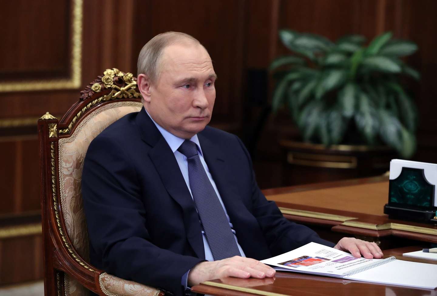 epa09928006 Russian President Vladimir Putin attends a working meeting in Moscow, Russia, 05 May 2022.  EPA/MIKHAIL KLIMENTYEV / KREMLIN / SPUTNIK / POOL MANDATORY CREDIT