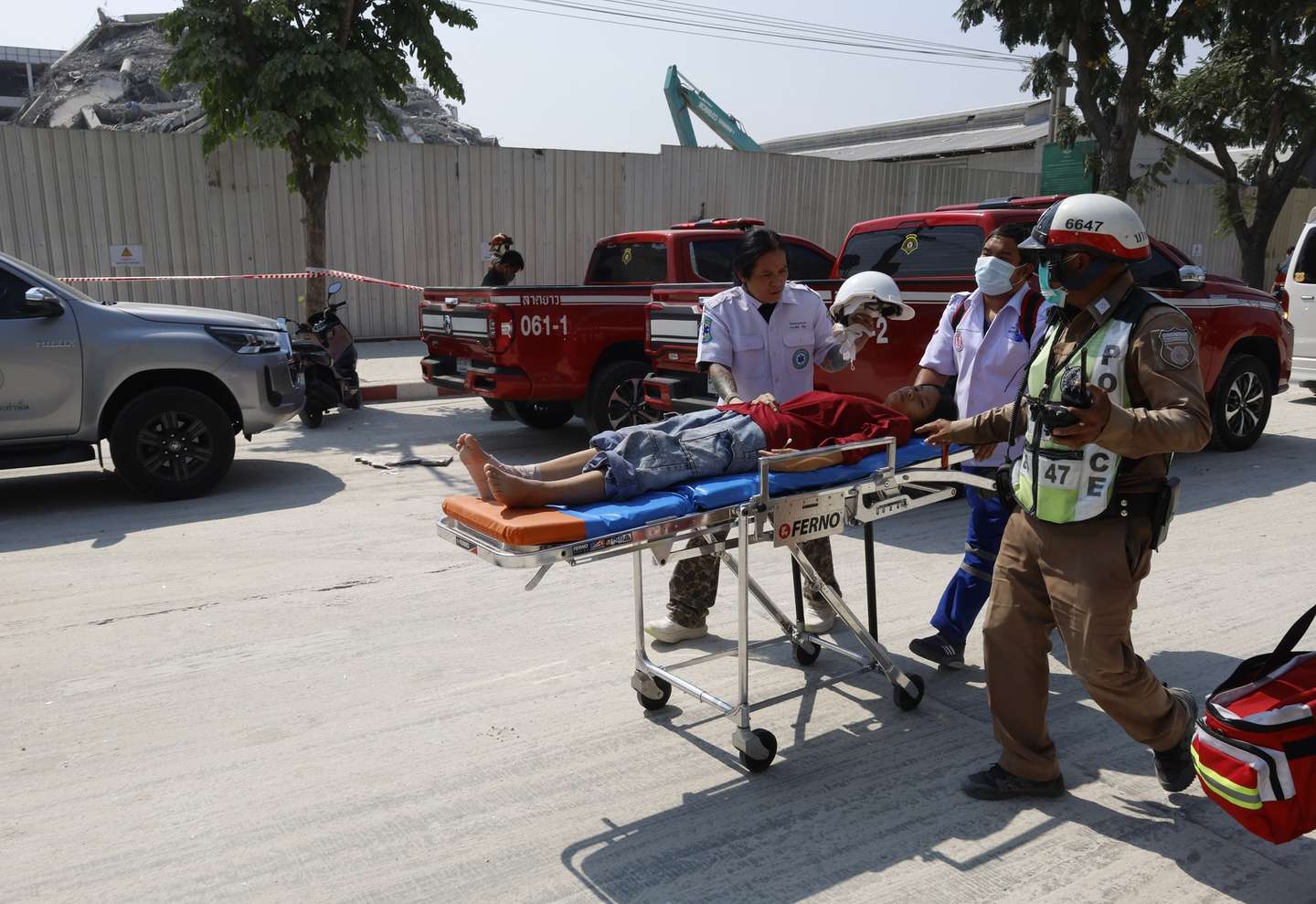 epa11993990 The injured were evacuated from the scene of a collapsed building after an earthquake in Bangkok, Thailand, 28 March 2025. A 7.7-magnitude earthquake struck Myanmar, according to the United States Geological Survey (USGS), with tremors felt in neighboring Thailand.  EPA/NARONG SANGNAK