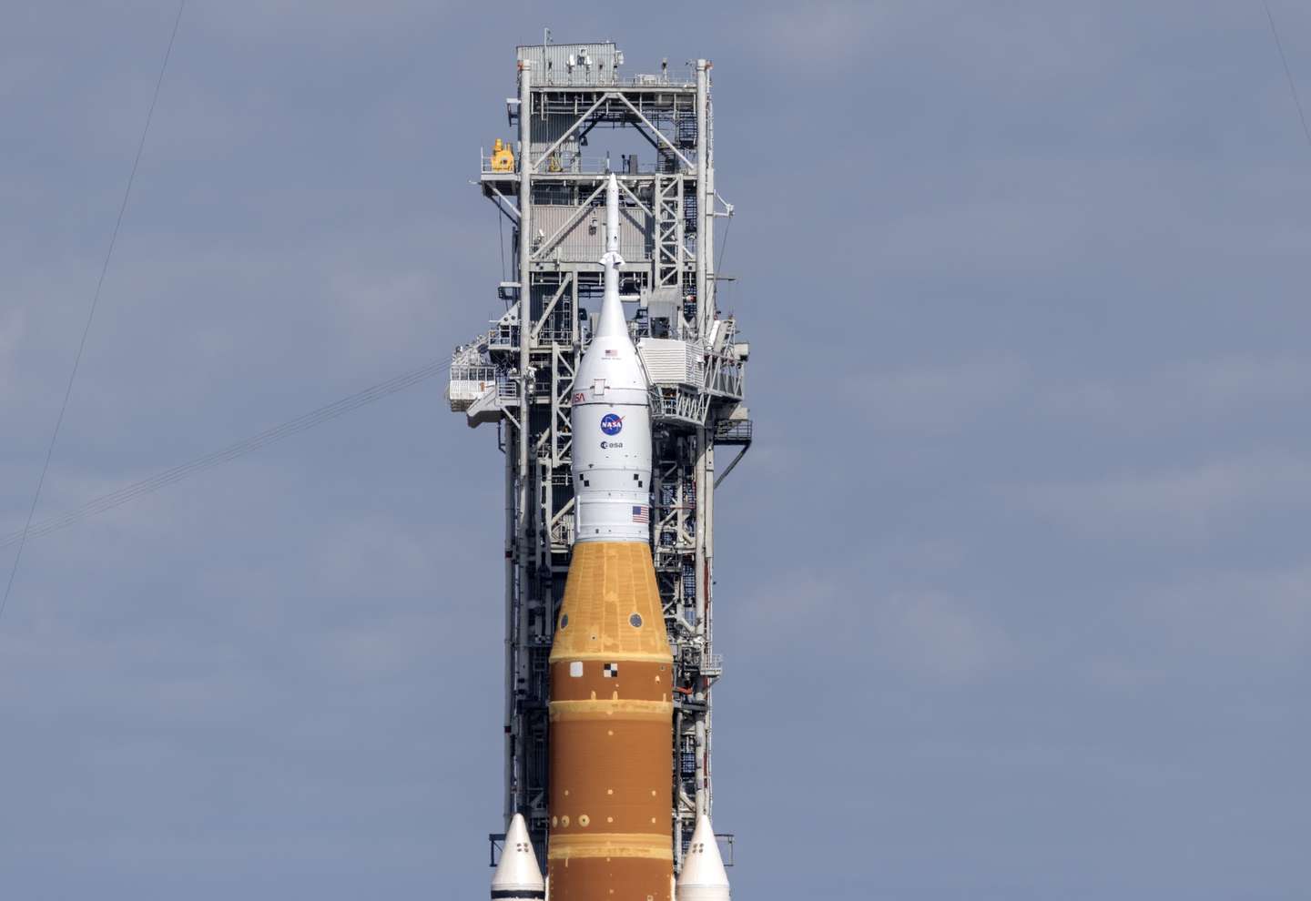 epa12693133 The Space Launch System (SLS) rocket with an Orion capsule, part of the Artemis 2 mission, is docked at Launch Pad 39B at the Kennedy Space Center in Titusville, Florida, USA, 30 January 2026. According to NASA, the Artemis II mission will conduct a crewed lunar flyby, the second in NASA's Artemis program. It will be the first human mission beyond low Earth orbit since 1972, designed to test spacecraft systems in preparation for future Moon landings.  EPA/CRISTOBAL HERRERA-ULASHKEVICH
