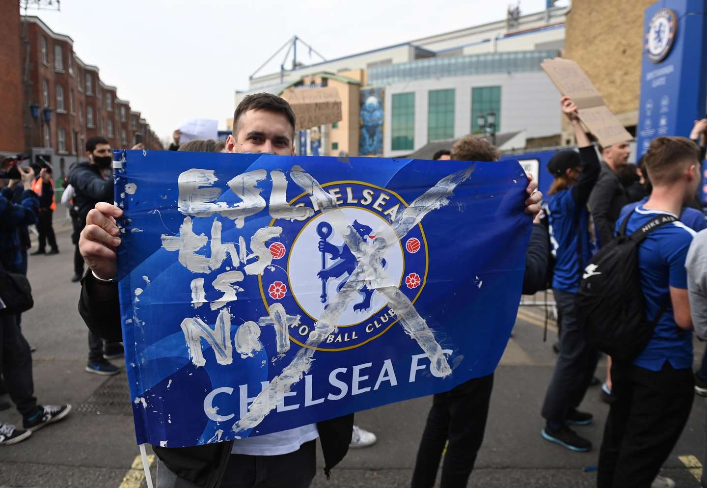epa09148008 Chelsea fans stage a demonstration against the European Super league before the English Premier League soccer match between Chelsea FC and Brighton &amp; Hove Albion FC in London, Britain, 20 April 2021. In the early hours of 19 April 2021 twelve European soccer clubs, AC Milan, Arsenal FC, Atletico de Madrid, Chelsea FC, FC Barcelona, FC Internazionale Milano, Juventus FC, Liverpool FC, Manchester City, Manchester United, Real Madrid CF and Tottenham Hotspur have announced the creation of a Super League which would rival the excisting UEFA club competitions and has been strongly condemned by the UEFA.  EPA/NEIL HALL