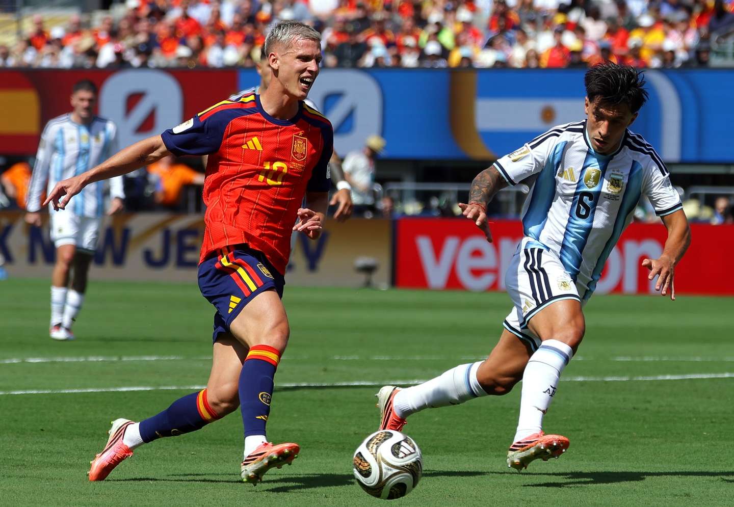 epaselect epa13120965 Dani Olmo of Spain (L) and Lisandro Martinez of Argentina in action during the FIFA World Cup 2026 final match Spain against Argentina, in New Jersey, USA, 19 July 2026.  EPA/CHRISTOPHER NEUNDORF