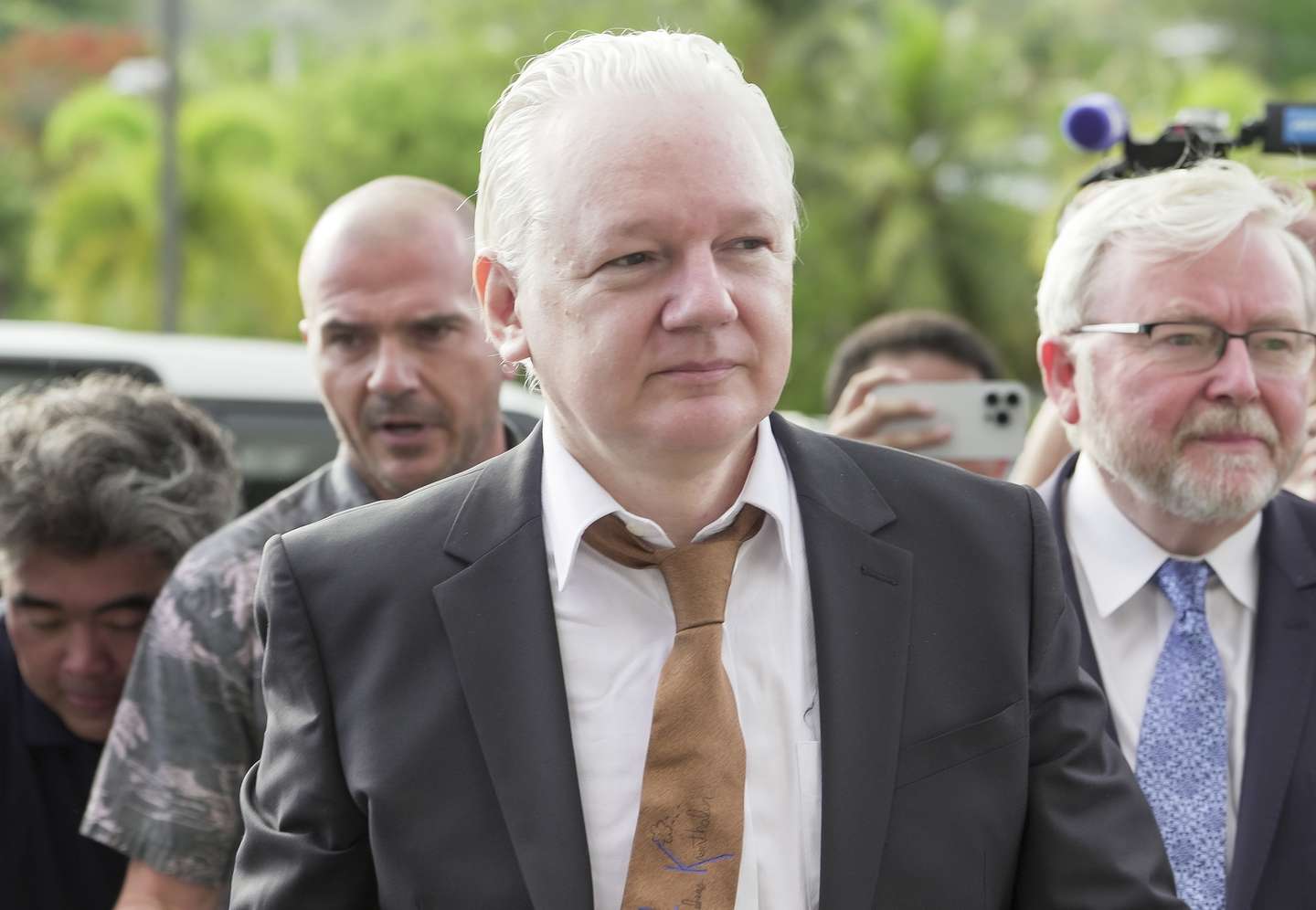 epa11438111 WikiLeaks founder Julian Assange arrives at United States District Court for the Northern Mariana Islands on the island of Saipan in the Northern Mariana Islands, a commonwealth of the United States, 26 June 2024. According to court filings, US prosecutors said they anticipate Assange will plead guilty to the criminal count of conspiring to obtain and disclose classified documents relating to the national defense of the United States. A statement posted by WikiLeaks on the social media platform 'X' said Assange was freed from Belmarsh maximum security prison in the United Kingdom on the morning of 24 June, after having spent 1,901 days there. His wife Stella confirmed on X that 'Julian is free' and thanked supporters.  EPA/SAMANTHA SALAMON