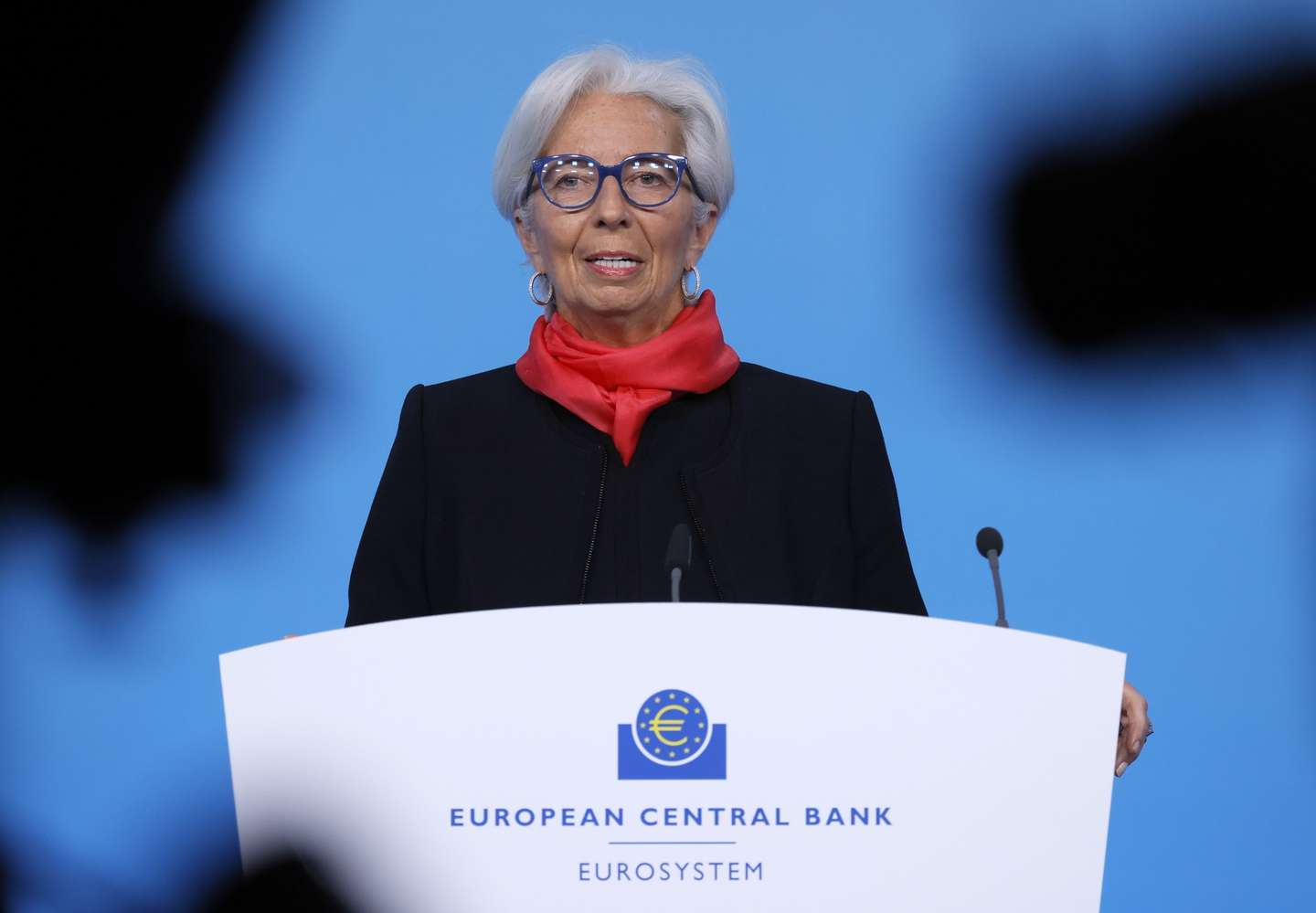 epa09644967 European Central Bank (ECB) President Christine Lagarde speaks during a press conference following the meeting of the Governing Council of the European Central Bank in Frankfurt am Main, Germany, 16 December 2021. The ECB Governing Council will hold a monetary policy meeting on 16 December.  EPA/RONALD WITTEK/POOL