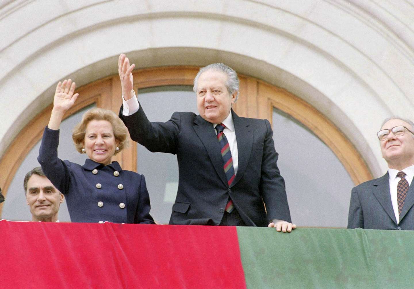 O Presidente da República, Mário Soares (2-D), acompanhado pela mulher, Maria Barroso (2-E), pelo primeiro-ministro, Cavaco Silva (E), e pelo Presidente da Assembleia da República, Vítor Crespo (D), durante a cerimónia de juramento, na Assembleia da República, em Lisboa, 09 de março de 1991.