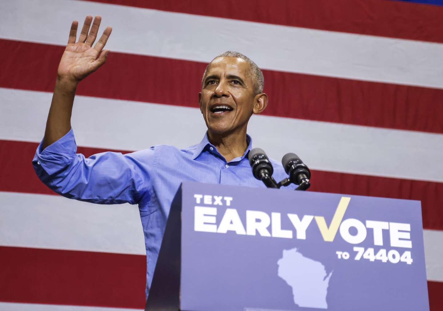 epa10274389 Former US President Barack Obama speaks at a rally for Wisconsin democratic US Senate candidate Mandela Barns and Governor Tony Evers at North Division High School in Milwaukee, Wisconsin, USA, 29 October 2022. Obama is making campaign stops at rallies across the country leading up to the 08 November mid-term elections.  EPA/TANNEN MAURY