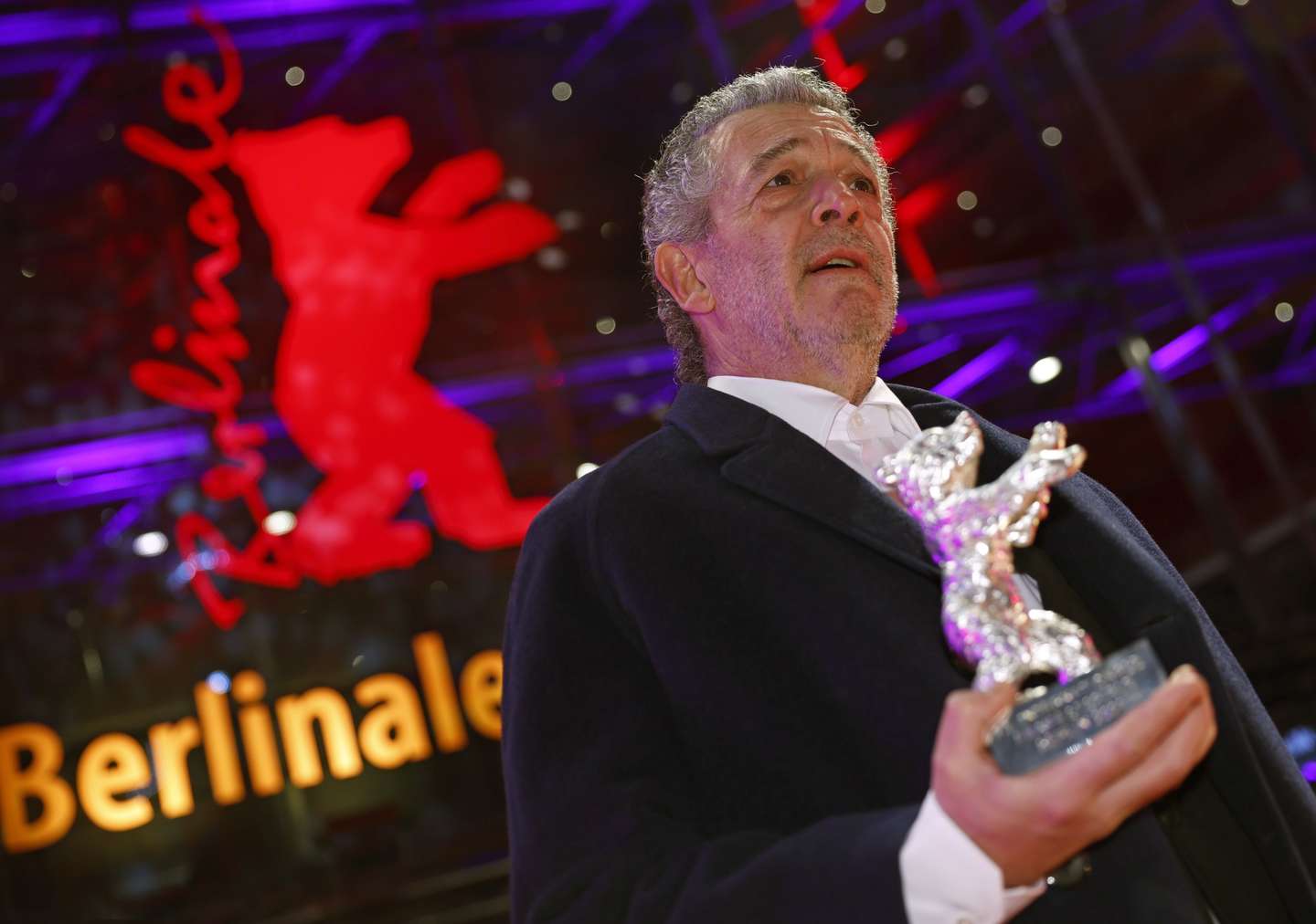 epa10491201 Joao Canijo pose on the red carpet after winning the the 'Silver Bear Jury Prize' for 'Mal Viver (Bad Living)' during the Closing and Awards Ceremony of the 73rd Berlin International Film Festival 'Berlinale' in Berlin, Germany, 25 February 2023. The in-person event ran from 16 to 26 February 2023.  EPA/HANNIBAL HANSCHKE