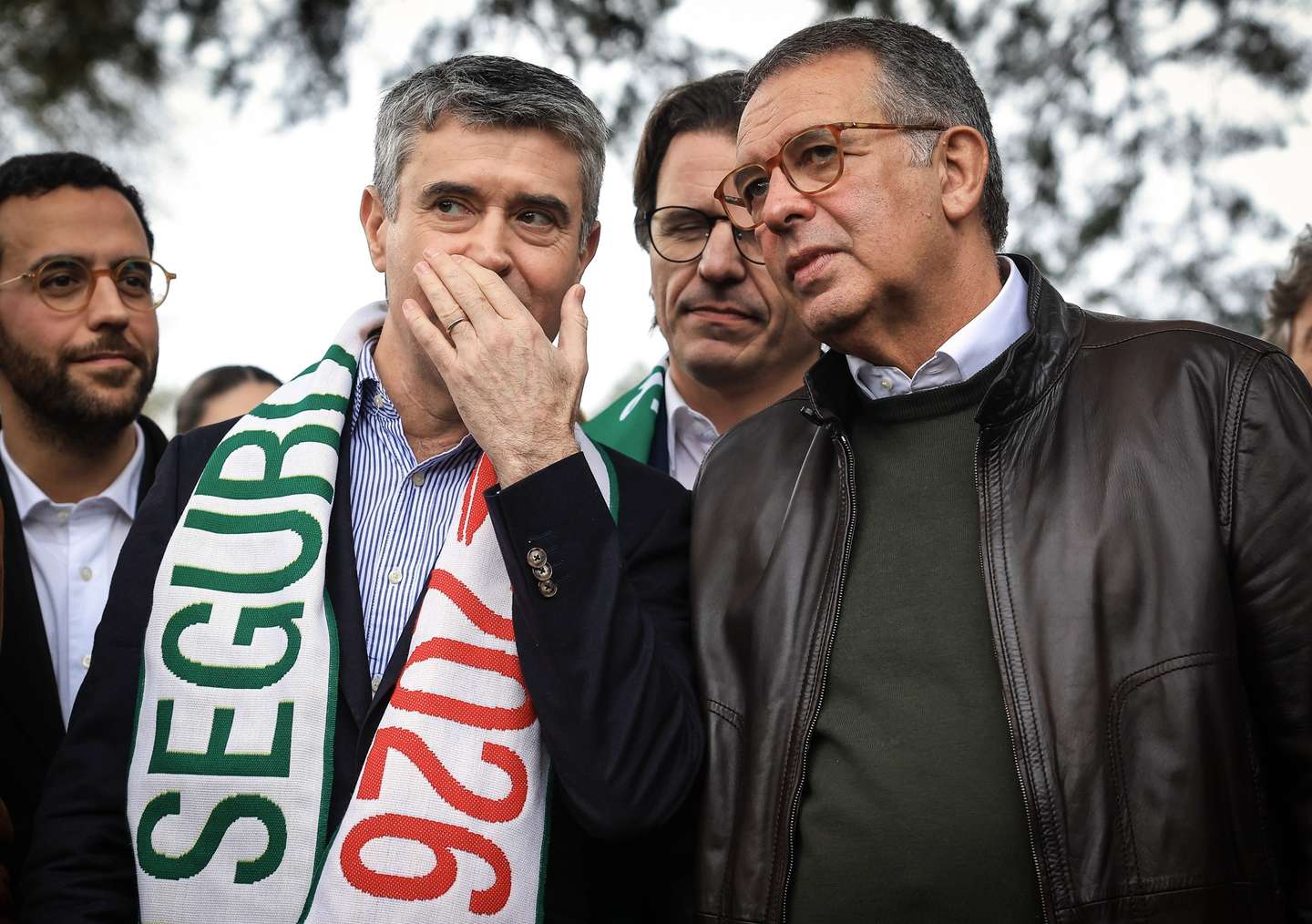 O candidato às eleições presidenciais António José Seguro (D) e o secretário-geral do Partido Socialista (PS), José Luís Carneiro (2E) durante um almoço com apoiantes na Póvoa de Lanhoso, Braga, 10 de janeiro de 2026. Os portugueses elegem o novo Presidente da República em 18 de janeiro. JOSÉ  COELHO/LUSA