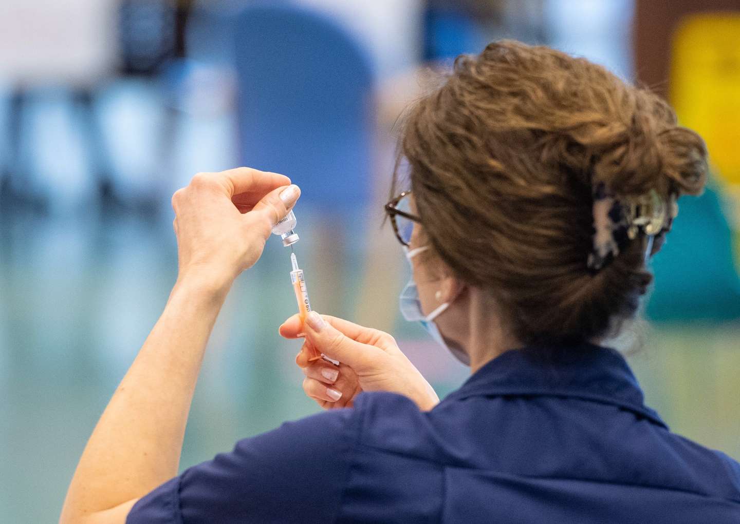 epa08931898 A nurse prepares a dose of the Oxford/AstraZeneca Covid-19 vaccine at the NHS vaccine mass vaccination centre that has been set up in the grounds of Epsom Race Course, in Surrey, Britain 11 January 2021. The UK government has announced that mass vaccination centres will start operating from 11 January in London, Newcastle, Manchester, Birmingham, Bristol, Surrey and Stevenage.  EPA/DOMINIC LIPINSKI / POOL