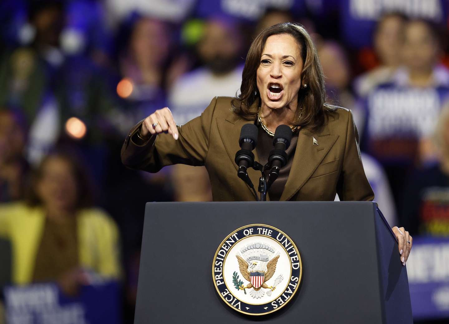 epaselect epa11633207 Democratic presidential candidate US Vice President Kamala Harris speaks during a campaign rally in Las Vegas, Nevada, USA, 29 September 2024. Harris is running against former US President and Republican nominee Donald Trump.  EPA/CAROLINE BREHMAN