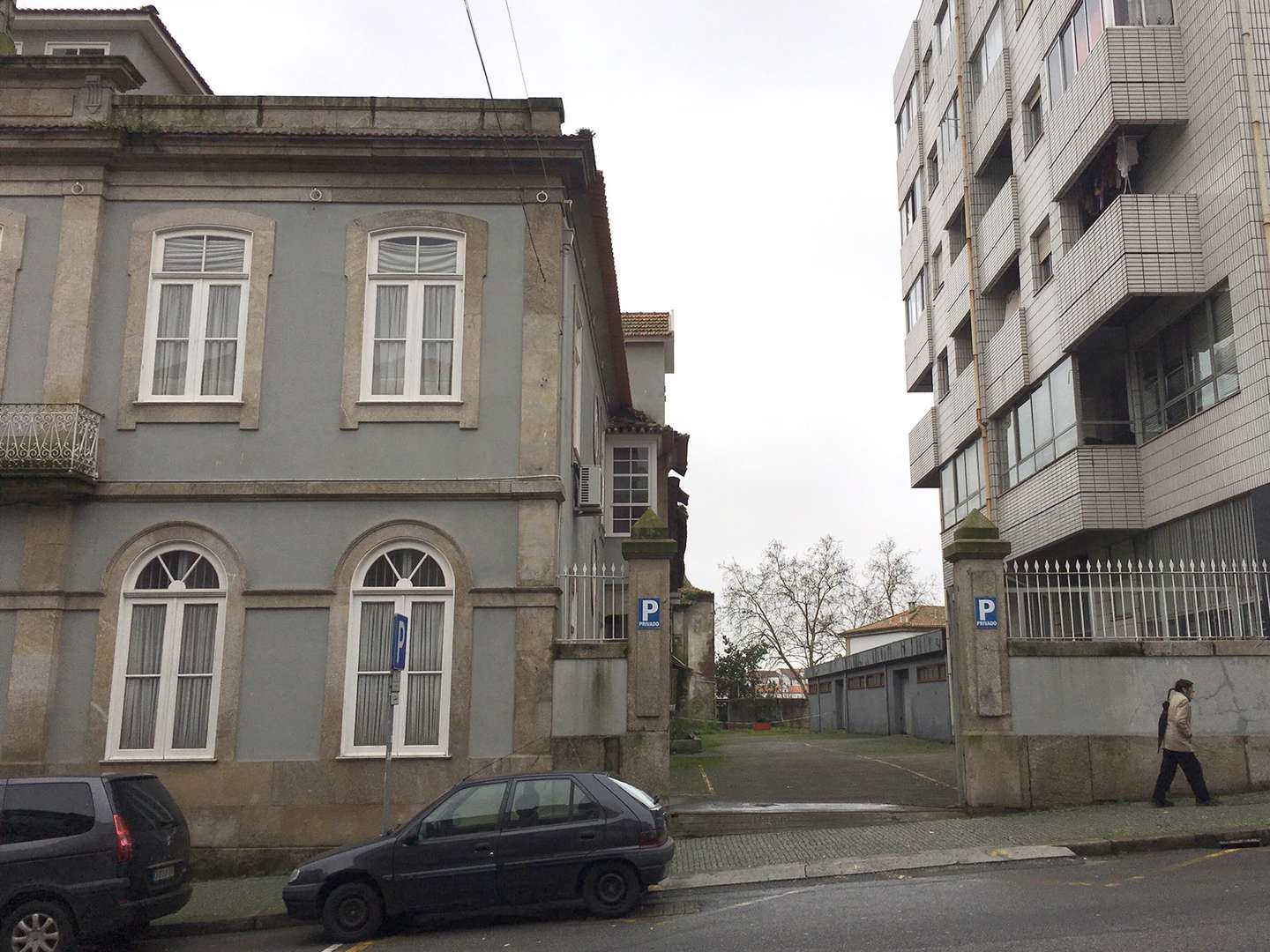 Rua com prédio e moradia