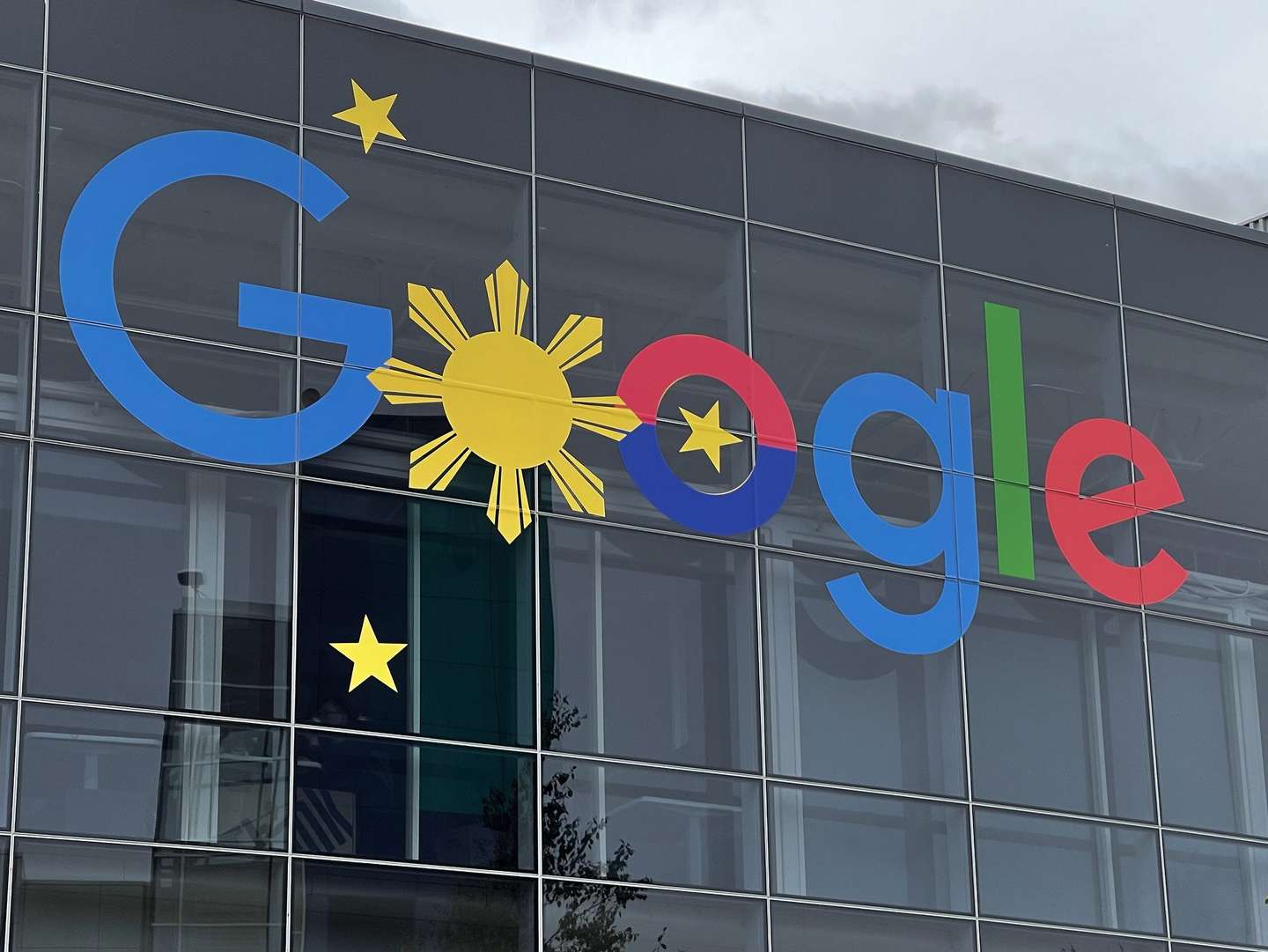 epa09547954 Google's Headquarters, known as the Googleplex, spans over 60 buildings in a sprawling campus in Mountain View, California, USA, 26 October 2021. Google-parent Alphabet Inc., beat market expectations in their third-quarterly earnings.  EPA/JOHN G. MABANGLO