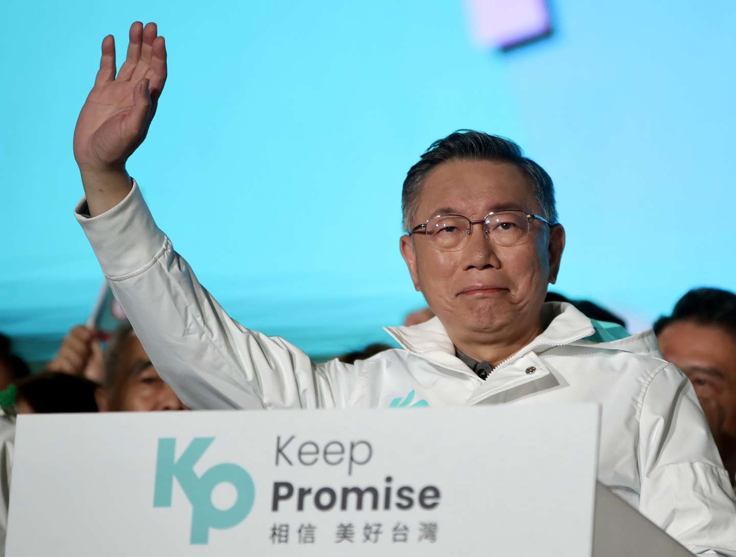 epa11062650 Taiwan People's Party (TPP) presidential candidate Ko Wen-je greets supporters during a campaign rally in Kaohsiung city, Taiwan, 07 January 2024. Taiwan's presidential election is scheduled to be held on 13 January 2024.  EPA/RITCHIE B. TONGO