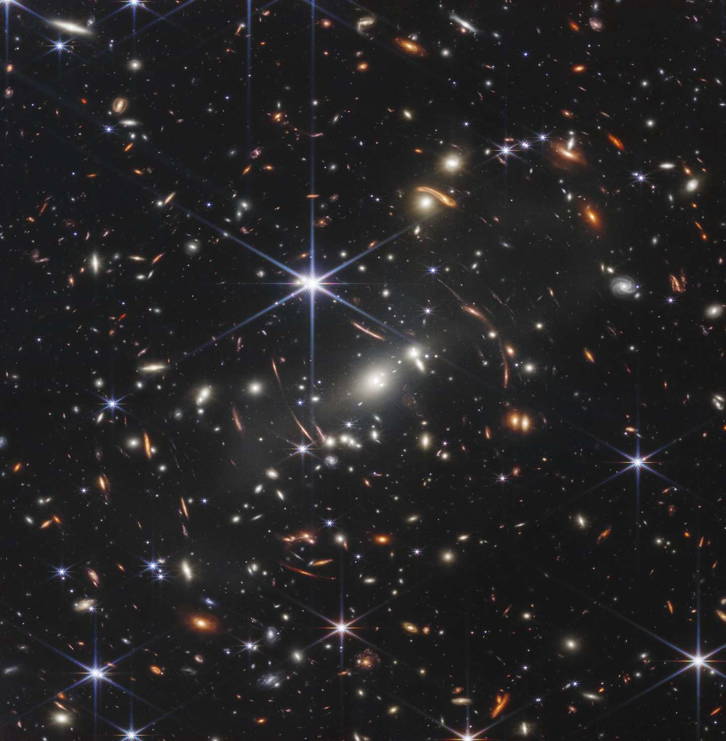 A NASA divulgou esta segunda-feira a imagem mais profunda alguma vez captada do Universo, que mostra as primeiras galáxias formadas logo após o Big Bang, há mais de 13 mil milhões de anos, conseguidas através do telescópio James Webb. A primeira imagem científica e colorida do telescópio James Webb marca um dia “histórico”, realçou o Presidente dos Estados Unidos, Joe Biden, durante um evento que decorreu na Casa Branca, seis meses depois do lançamento do mais poderoso telescópio espacial alguma vez construído, 11 de julho de 2022. NASA / LUSA