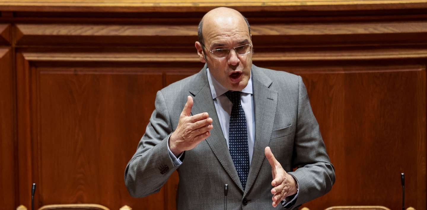 O ministro de Estado, da Economia e da Transição Digital, Pedro Siza Vieira, durante a sessão plenária sobre política setorial, requerido pelo grupo parlamentar do PS, na Assembleia da República, em Lisboa, 11 de dezembro de 2020. JOSÉ SENA GOULÃO/LUSA