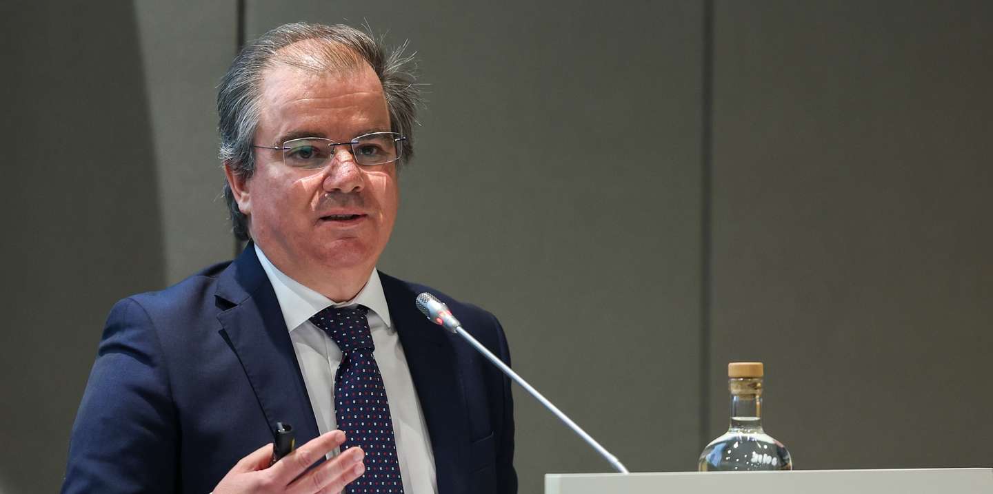 O administrador do Banco de Portugal, Hélder Rosalino, durante a sessão de apresentação do serviço SPIN, em Lisboa, 21 de junho de 2024. O SPIN vai permitir utilizar o número de telemóvel ou o número de identificação de pessoa coletiva do destinatário, em vez do IBAN, para iniciar transferências a crédito e transferências imediatas, facilitando a realização destas operações. ANTÓNIO COTRIM/LUSA