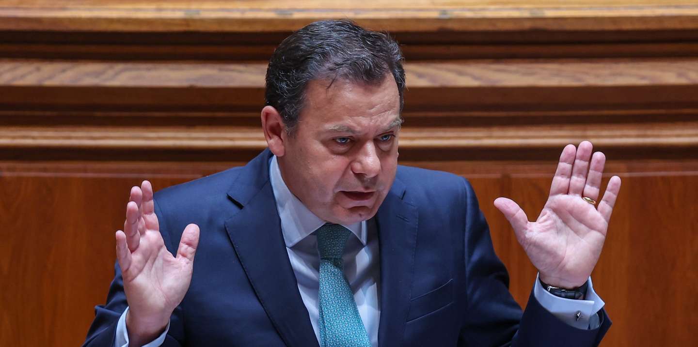 O primeiro-ministro, Luís Montenegro, intervém durante o debate parlamentar, na Assembleia da República, em Lisboa, 26 de junho de 2024. ANTÓNIO COTRIM/LUSA