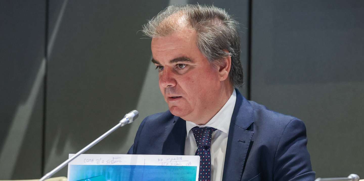 O administrador do Banco de Portugal, Hélder Rosalino, durante a sessão de apresentação do serviço SPIN, em Lisboa, 21 de junho de 2024. O SPIN vai permitir utilizar o número de telemóvel ou o número de identificação de pessoa coletiva do destinatário, em vez do IBAN, para iniciar transferências a crédito e transferências imediatas, facilitando a realização destas operações. ANTÓNIO COTRIM/LUSA