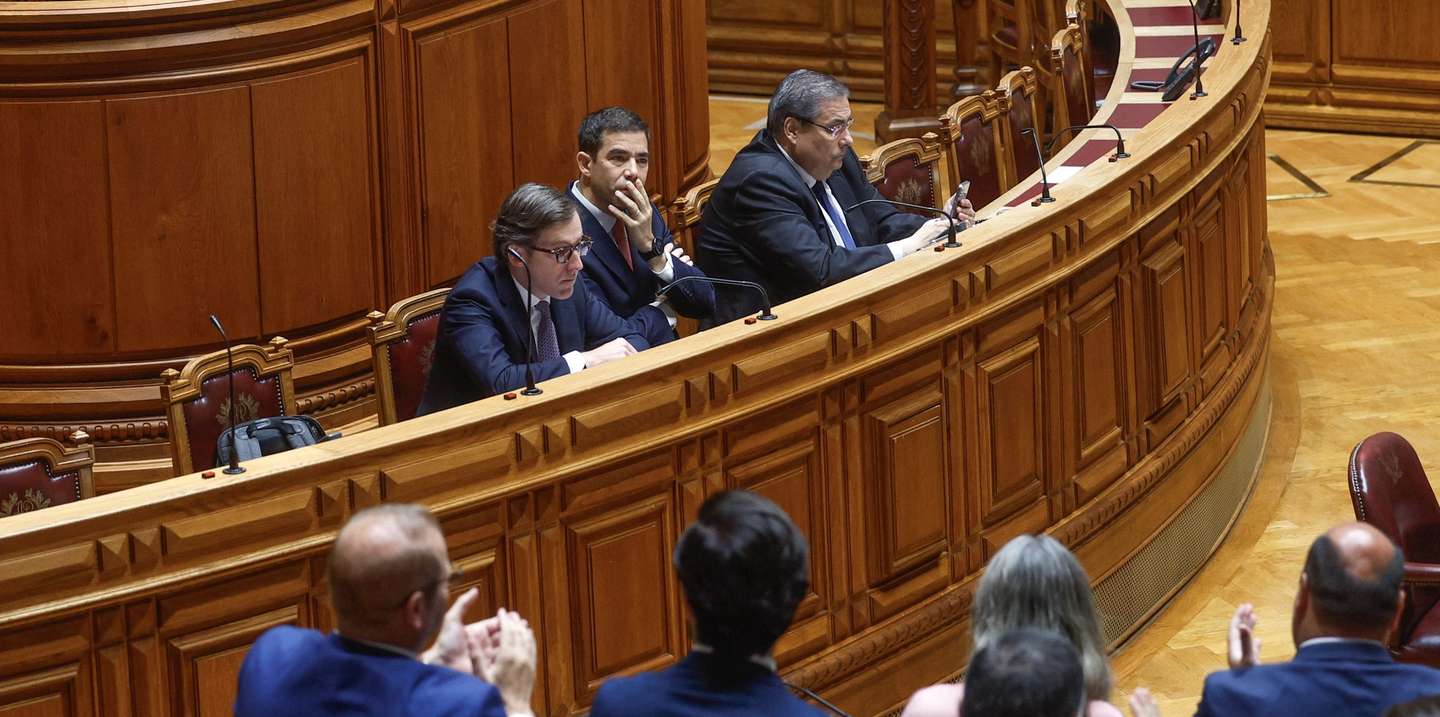 (E-D) O secretário de Estado Adjunto da Presidência e Imigração, Rui Armindo Freitas, o ministro da Presidência, António Leitão Amaro, e o ministro dos Assuntos Parlamentares, Carlos Abreu Amorim, participam na sessão plenária sobre a Lei da Nacionalidade, no sentido de restringir a aquisição da nacionalidade portuguesa e assegurar a possibilidade da sua perda em determinados casos, na Assembleia da República, em Lisboa, 04 de julho de 2025. ANTÓNIO PEDRO SANTOS/LUSA