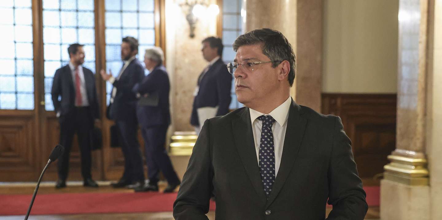 O presidente do grupo parlamentar do Partido Socialista (PS), Eurico Brilhante Dias, fala aos jornalistas no final de uma reunião com membros do Governo, com o objetivo de tratar temas relevantes para o país na Assembleia da República em Lisboa, 05 de setembro de 2025. MANUEL DE ALMEIDA/LUSA
