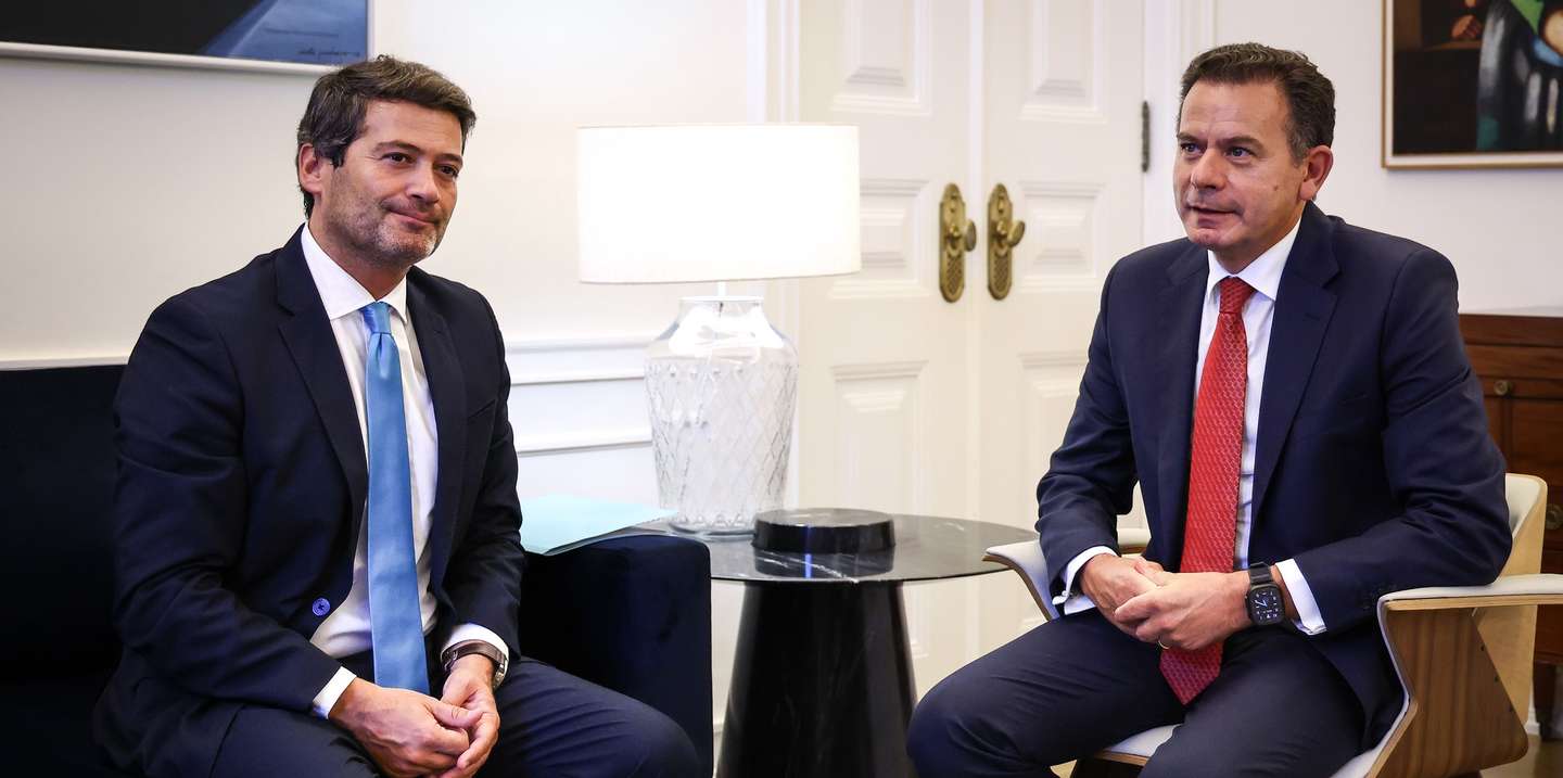 O primeiro-ministro, Luís Montenegro (D), recebe o presidente do Chega, André Ventura (E), no palácio de São Bento, em Lisboa, 17 de setembro de 2025. RODRIGO ANTUNES/LUSA