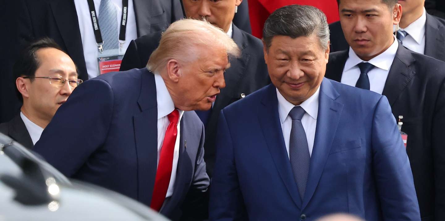 epa12492354 US President Donald Trump (centre L) speaks with Chinese President Xi Jinping (centre R) following their meeting at the Naraemaru reception hall inside an Air Force base in Busan, South Korea, 30 October 2025.  EPA/YONHAP SOUTH KOREA OUT