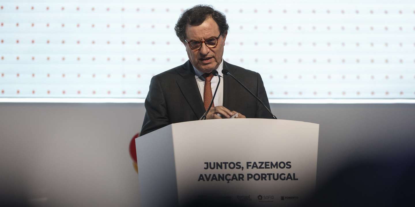 O ministro da Economia e da Coesão Territorial, Manuel Castro Almeida, intervém durante a apresentação do Conselho Estratégico do Banco Português de Fomento, na FPF Arena Portugal, Cidade do Futebol, em Oeiras, 24 de março de 2026. MIGUEL A. LOPES/LUSA