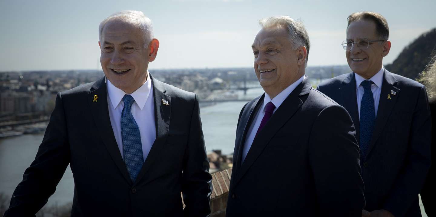 epa12007283 A handout photo made available by the Hungarian Prime Minister's Press Office shows Hungarian Prime Minister Viktor Orban (C) receiving Israeli Prime Minister Benjamin Netanyahu (L) in the government headquarters in Budapest, Hungary, 03 April 2025.  EPA/ZOLTAN FISCHER / HANDOUT  HANDOUT EDITORIAL USE ONLY/NO SALES