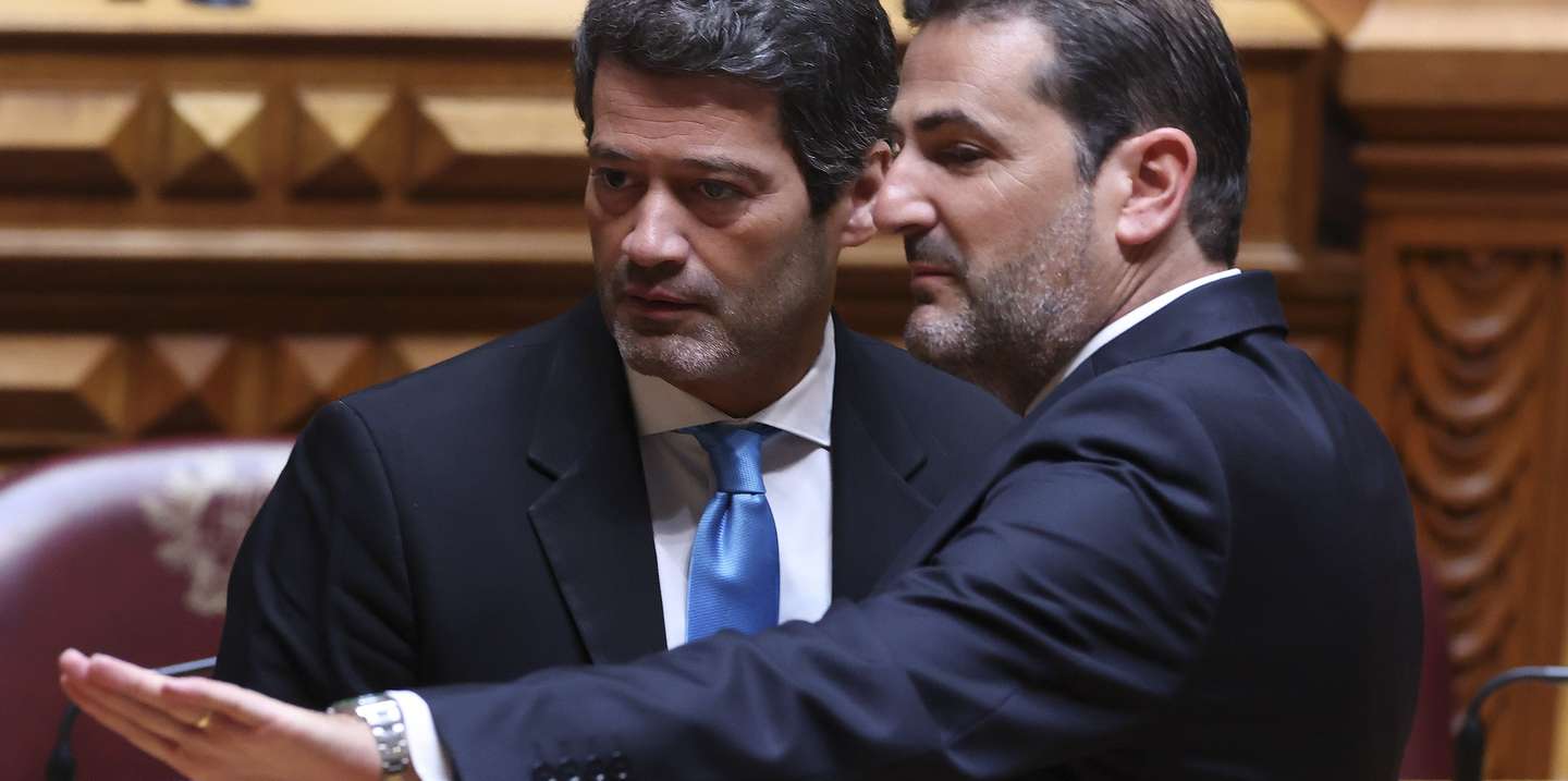O presidente do Chega, André Ventura (E), conversa com o deputado do Partido Social Democrata (PSD), Hugo Soares (D), durante os trabalhos da primeira sessão plenária da XVII Legislatura, na Assembleia da República, em Lisboa, 03 de junho de 2025. Os 230 deputados eleitos nas legislativas de 18 de maio iniciam funções na primeira sessão plenária da XVII legislatura. ANTÓNIO COTRIM/LUSA