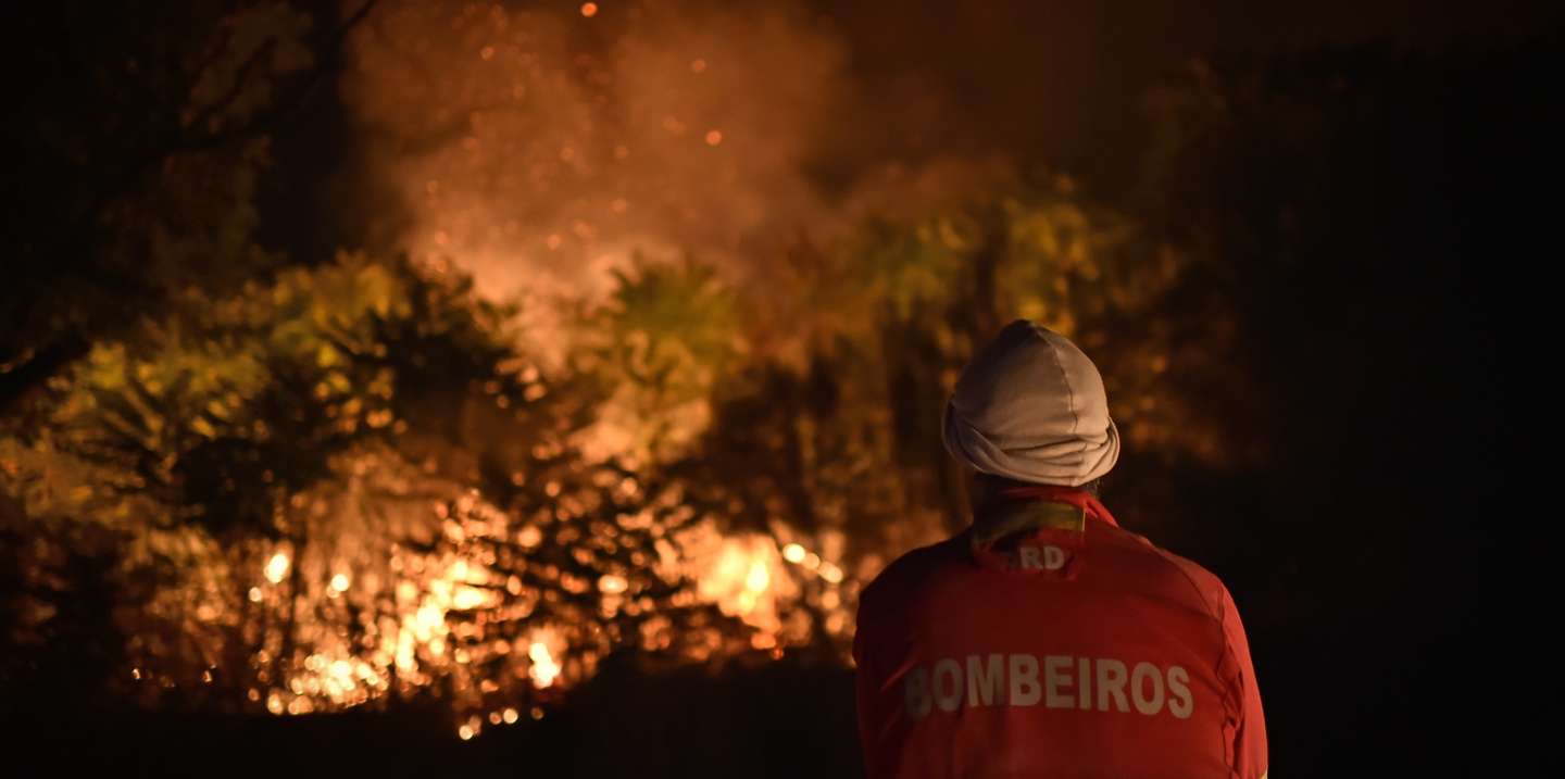 Incêndio na Serra da Estrela em Folgosinho, Gouveia durante a madrugada de hoje. O incêndio deflagrou no sábado no concelho da Covilhã e alastrou para Manteigas, Gouveia, Guarda e Celorico da Beira. No combate ao incêndio da Serra da Estrela estão dezenas de bombeiros. 12 de agosto de 2022. NUNO ANDRÉ FERREIRA/LUSA.