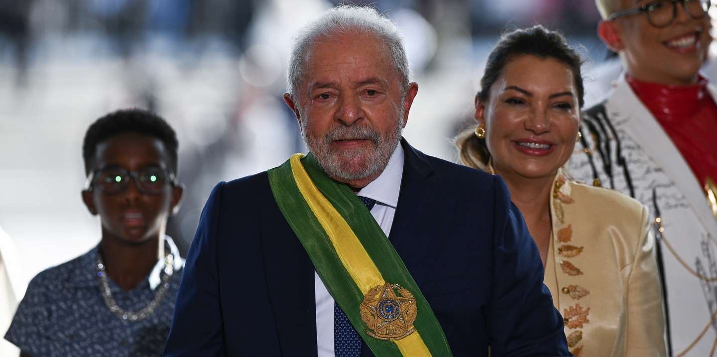 epa10385778 Brazil's President Luiz Inacio Lula da Silva (C) and First Lady Rosangela da Silva (2-R) react following Lula's inauguration ceremony in Brasilia, Brazil, 01 January 2023. Lula was sworn in for his third term as President of Brazil after winning the October 2022 general elections.  EPA/Andre Borges