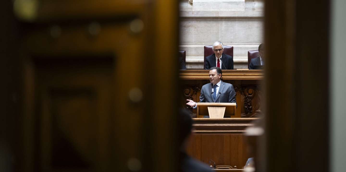 O primeiro-ministro, Luís Montenegro, usa da palavra durante o debate quinzenal, na Assembleia da República, em Lisboa, 29 de abril de 2026. JOSÉ SENA GOULÃO/LUSA