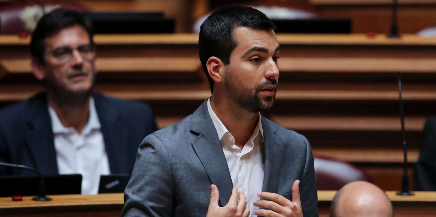 O deputado da Iniciativa Liberal (IL), Bernardo Blanco, intervém durante o debate preparatório do Conselho Europeu, na Assembleia da República, em Lisboa, 19 de outubro de 2022. MANUEL DE ALMEIDA/LUSA