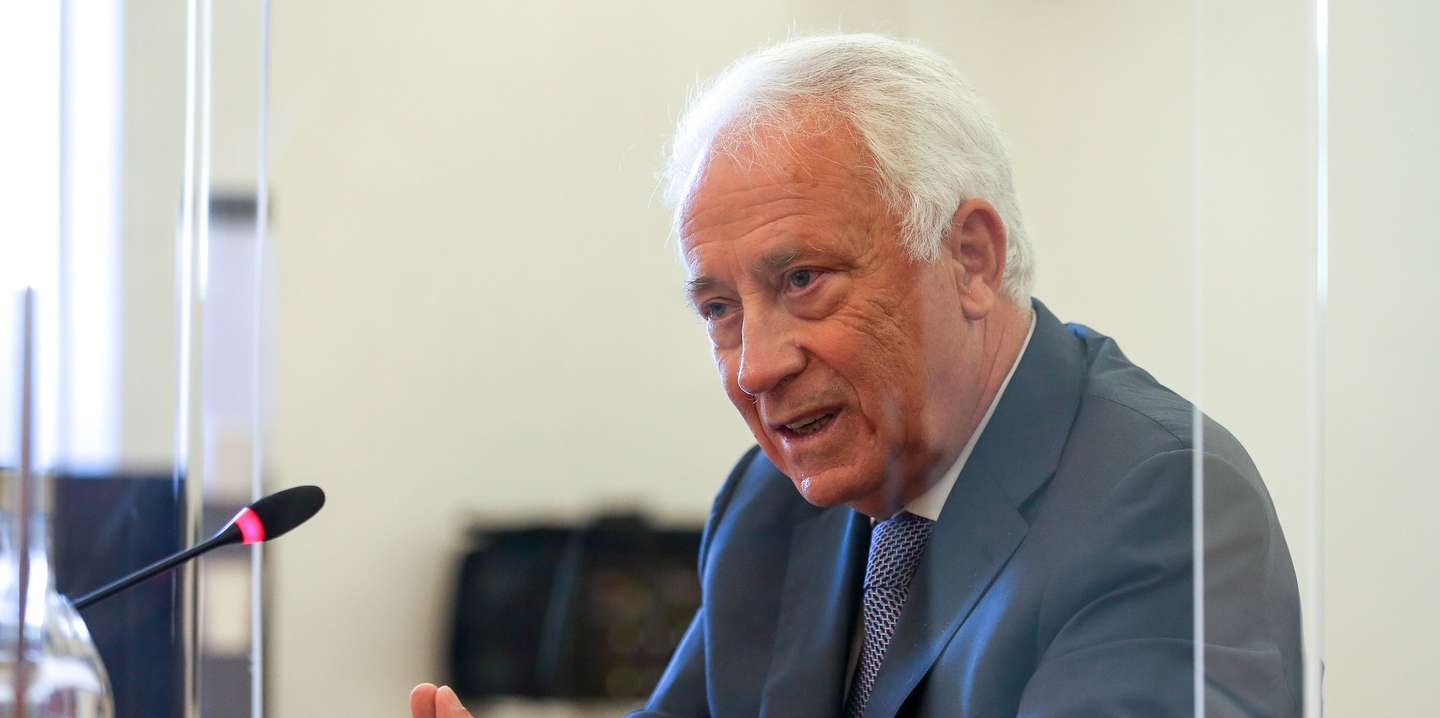 O ex- Governador do Banco de Portugal, Carlos Costa, durante a audição na Comissão Eventual de Inquérito Parlamentar às perdas registadas pelo Novo Banco e imputadas ao Fundo de Resolução, na Assembleia da República, em Lisboa, 17 de maio de 2021. MANUEL DE ALMEIDA/LUSA