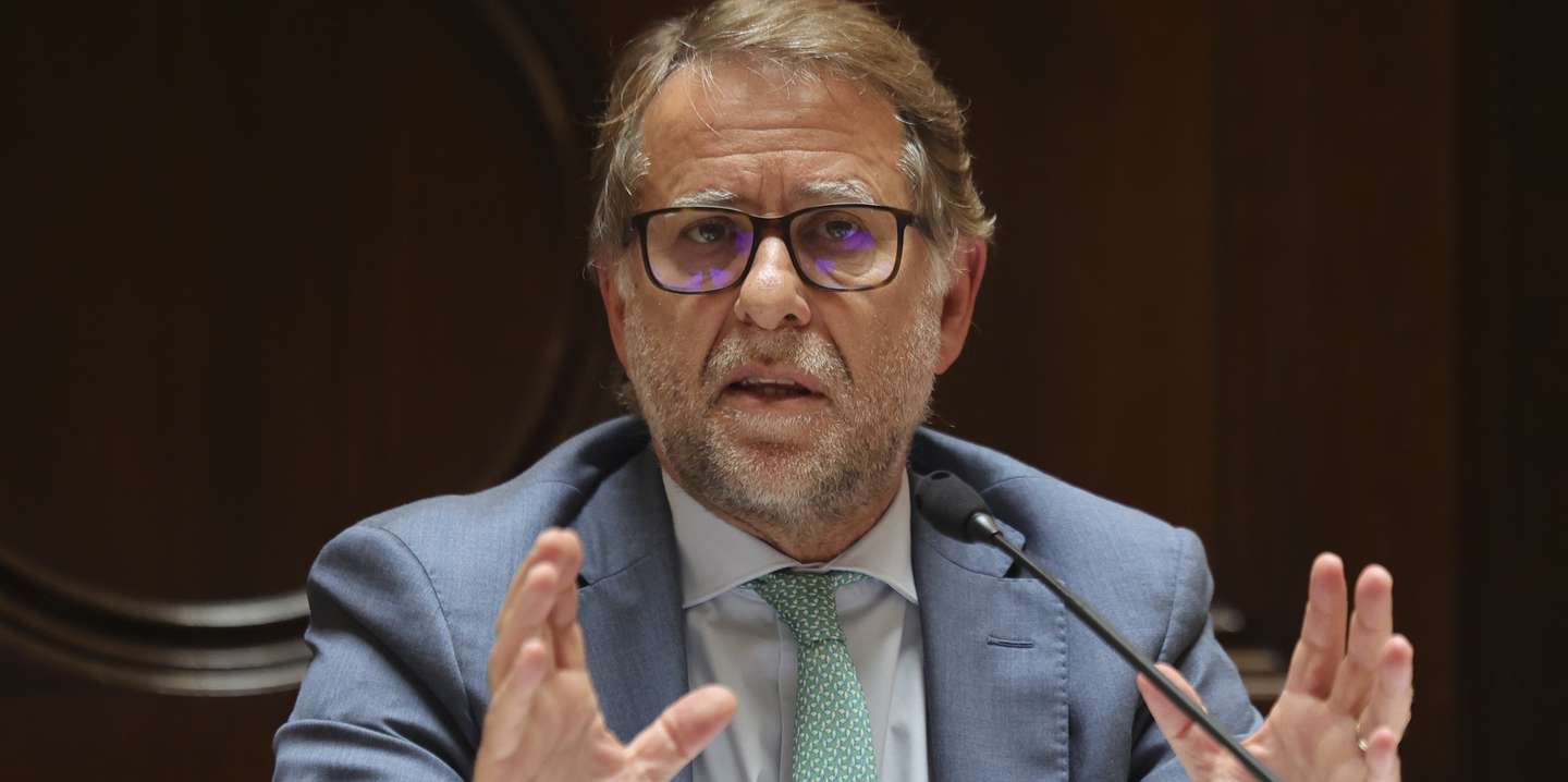 O ministro da Administração Interna, Luis Neves, intervém durante a sua audição na Comissão de Assuntos Constitucionais, Direitos, Liberdades e Garantias, na Assembleia da República, em Lisboa, 21 de abril de 2026. MANUEL DE ALMEIDA/LUSA