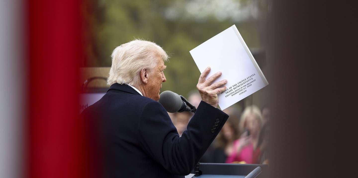 epaselect epa12006042 US President Donald Trump holds up a document from the Office of the United States Trade Representative as he announces reciprocal tariffs against US trading partners in the Rose Garden of the White House in Washington, DC, USA, 02 April 2025. Trump has branded the day 'Liberation Day', though most economists expect US consumers to foot the costs.  EPA/JIM LO SCALZO / POOL