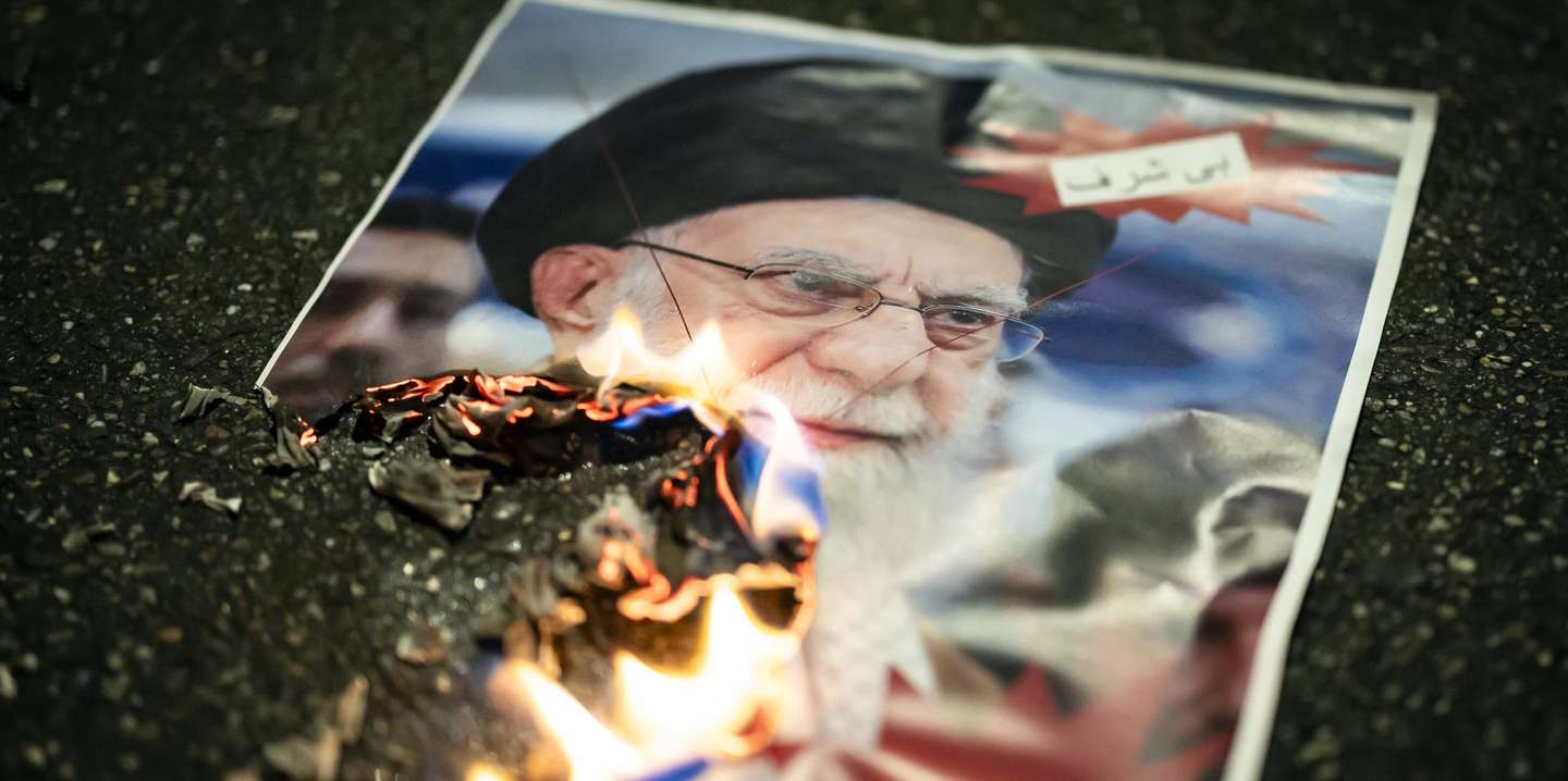 epa12647329 An image of Iranian Supreme Leader Ali Khamenei burns during rally in support of the nationwide mass demonstrations in Iran against the government, in Zuerich, Switzerland, 13 January 2026. Nationwide anti-government protests, triggered by economic crisis and political repression, have taken place across Iran since late December 2025, despite a heavy crackdown.  EPA/MICHAEL BUHOLZER