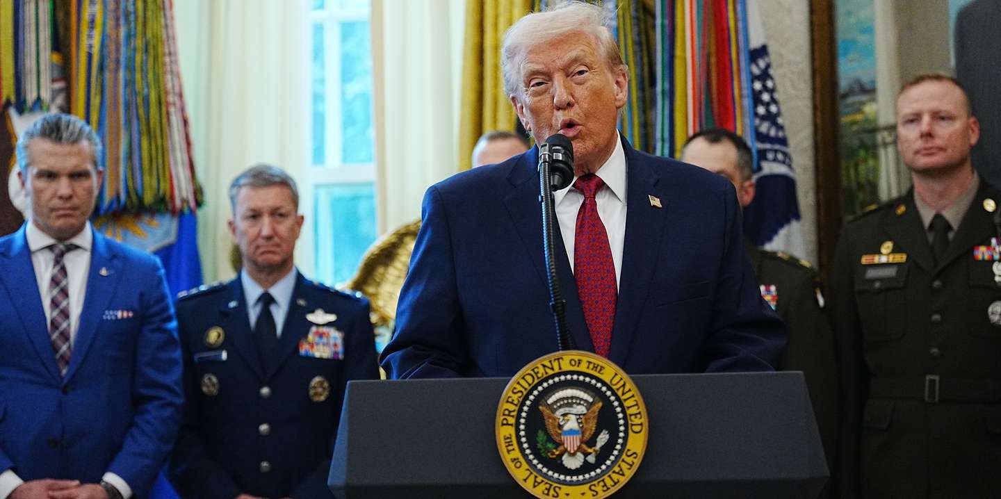 epa12594973 US President Donald Trump (C) speaks about his border policies as he makes a statement before a Mexican Border Defense Medal (MBDM) presentation in the Oval office of the White House, in Washington, DC, USA, 15 December 2025. The MBDM medal was established by a memorandum from the Department of Defense in August 2025, to be awarded to service members for their deployment and work on the southern border.  EPA/BONNIE CASH / POOL
