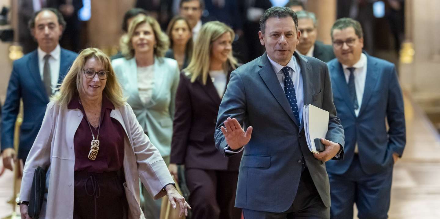 O primeiro-ministro, Luis Montenegro (D), ladeado pela ministra do Trabalho, Solidariedade e Segurança Social, Maria do Rosário Palma Ramalho (E), à chegada para o debate quinzenal, na Assembleia da República, em Lisboa, 29 de abril de 2026. JOSÉ SENA GOULÃO/LUSA
