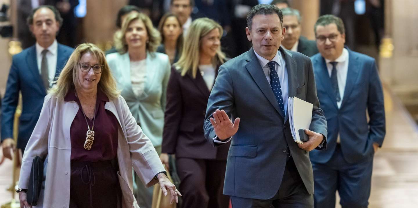O primeiro-ministro, Luis Montenegro (D), ladeado pela ministra do Trabalho, Solidariedade e Segurança Social, Maria do Rosário Palma Ramalho (E), à chegada para o debate quinzenal, na Assembleia da República, em Lisboa, 29 de abril de 2026. JOSÉ SENA GOULÃO/LUSA