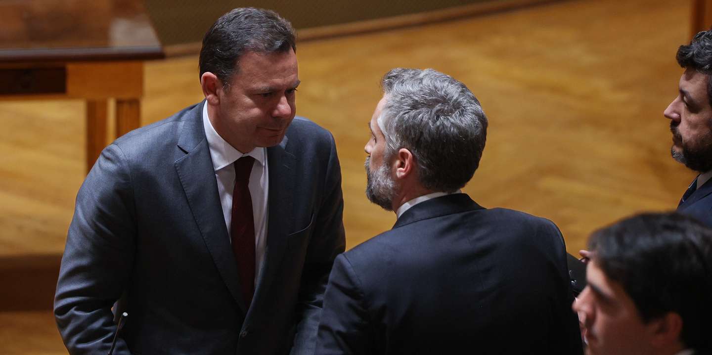 O primeiro-ministro indigitado, Luis Montenegro (E), conversa com o deputado do Partido Socialista (PS), Pedro Nuno Santos, no final da eleição para o presidente da Assembleia da República, que sucederá a Augusto Santos Silva, que falhou a eleição pelo círculo Fora da Europa nas últimas legislativas, na Assembleia da República em Lisboa, 26 de março de 2024. TIAGO PETINGA/LUSA