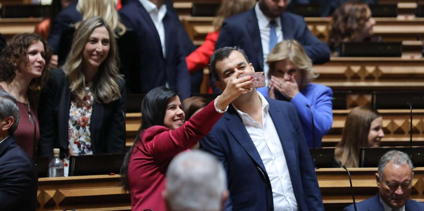 Cristina Rodrigues, atrás à direita foi a primeira deputada a sair do grupo parlamentar, mantém-se como não inscrita até ao final da legislatura