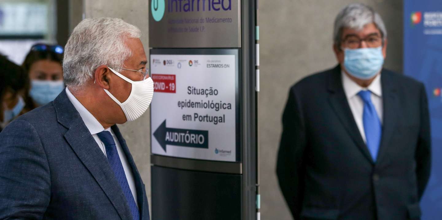 O primeiro-ministro, António Costa (E), e o presidente da Assembleia da República, Eduardo Ferro Rodrigues (D), à saída da X sessão de apresentação sobre a “situação epidemiológica da covid-19 em Portugal”, no Infarmed, em Lisboa, 08 de julho de 2020. MANUEL DE ALMEIDA/LUSA