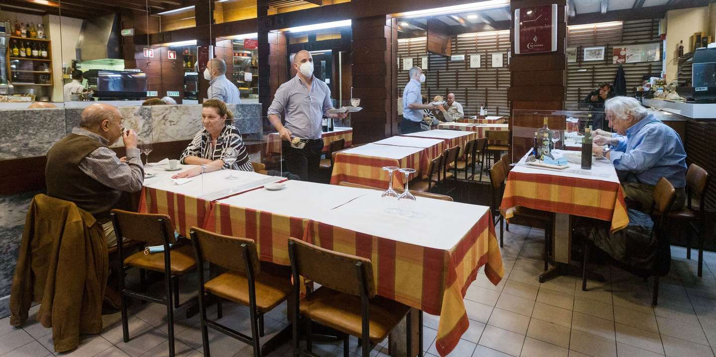 Clientes no interior da Cervejaria Gazela, no dia em que entram em vigor novas medidas de desconfinamento, no Porto, 19 de abril de 2021. Passa a ser autorizada a abertura de restaurantes, cafés e pastelarias, mas com a restrição de lotação máxima a quatro pessoas ou seis pessoas em esplanadas e com horário até às 22:00 horas ou às 13:00 ao fim de semana. JOSÉ COELHO/LUSA