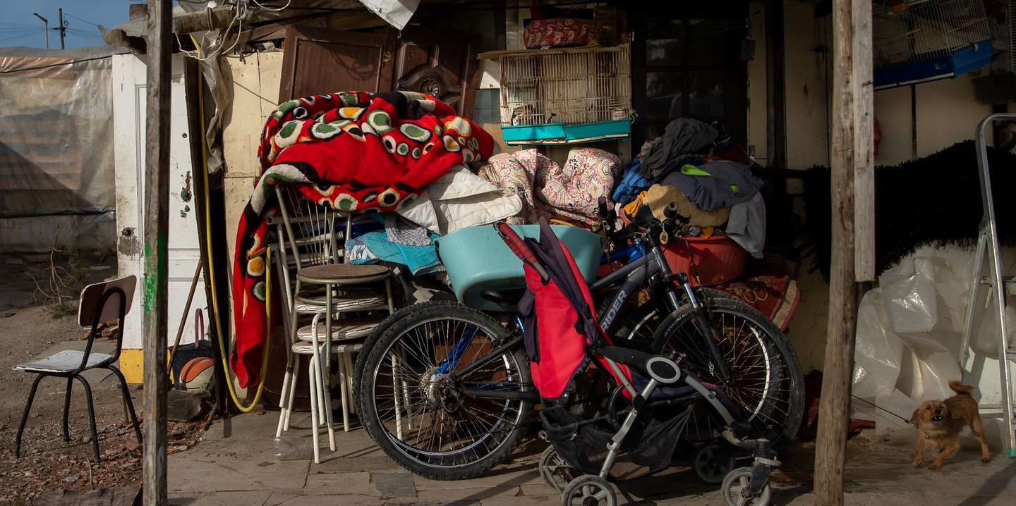 Pertences de uma família na sua barraca de um dos três acampamentos de etnia cigana existentes no concelho de Peniche, 11 de fevereiro de 2022. A Câmara de Peniche quer erradicar barracas onde vivem quase três centenas de pessoas de etnia cigana e tem em concurso o projeto ‘Kher Nevo’, destinado à integração social da comunidade. (ACOMPANHA TEXTO DA LUSA DO DIA 19 DE FEVEREIRO DE 2022). JOSÉ SENA GOULÃO/LUSA