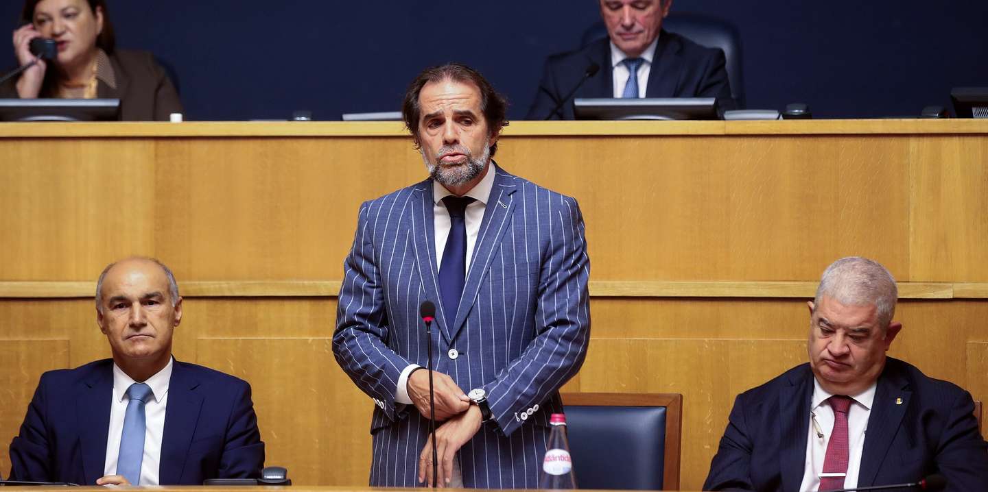Miguel Albuquerque, presidente do Governo Regional da Madeira, esta manhã durante a apreciação e votação da Moção de Censura ao XV Governo Regional da Madeira, da autoria do Chega, tendo por base o regimento específico aprovado em reunião da Conferência dos Representantes dos Partidos, na Assembleia Legislativa da Madeira, no Funchal, Madeira, 17 de dezembro de 2024. HOMEM DE GOUVEIA/LUSA