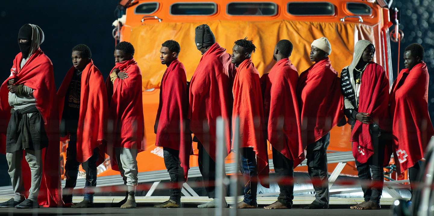 epaselect epa11885654 Migrants arrive to Arrecife port in Lanzarote, Canary Islands, Spain, 10 February 2025. Some 50 migrants were rescued at sea early 10 February.  EPA/Adriel Perdomo