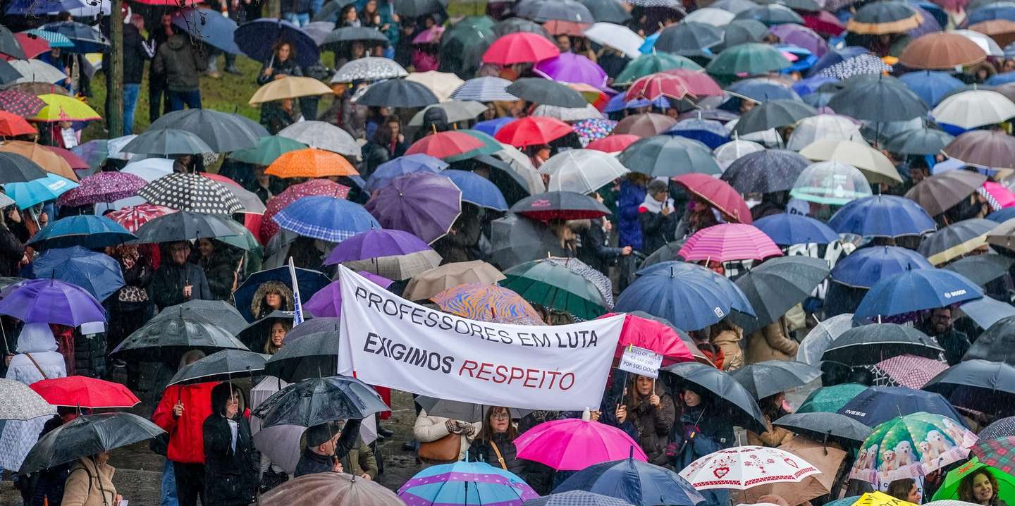 Professores concentraram-se durante a greve nacional de professores por distritos sob o lema "Todos ao Centro" desfilando até à Câmara Municipal de Braga, 19 de janeiro de 2023. A greve teve início a 03 de janeiro e decorre até dia 31 de janeiro ao primeiro tempo de aulas de cada docente. No dia 16, ao longo de 18 dias úteis, terminando em 08 de fevereiro, arrancou ainda uma greve por distritos, não se cumprindo greve ao primeiro tempo no distrito em causa. HUGO DELGADO/LUSA